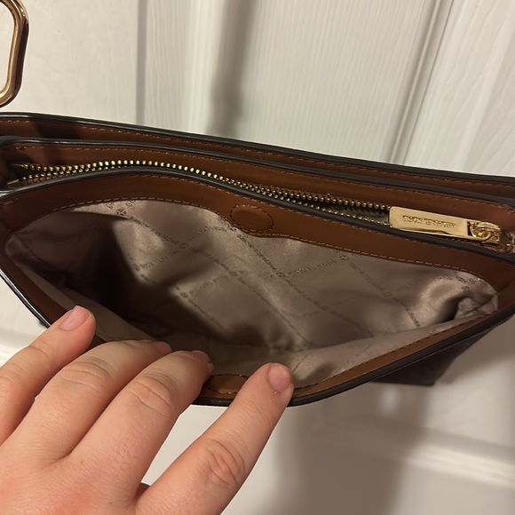 Michael Kors Crossbody ❤️ - Picture 11 of 15